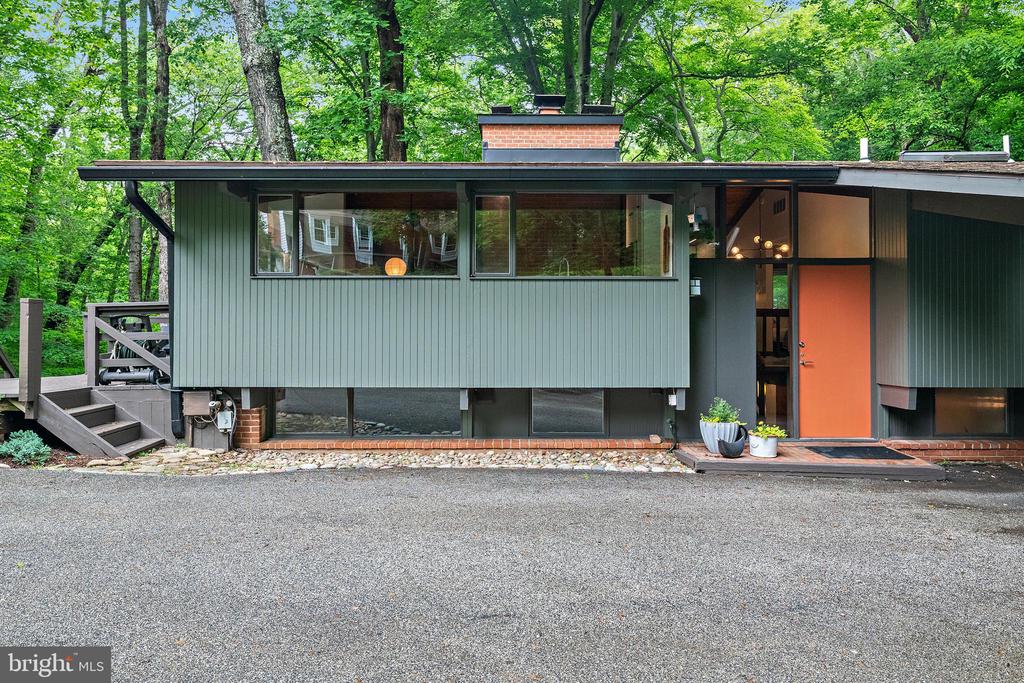 1689 ALICE COURT