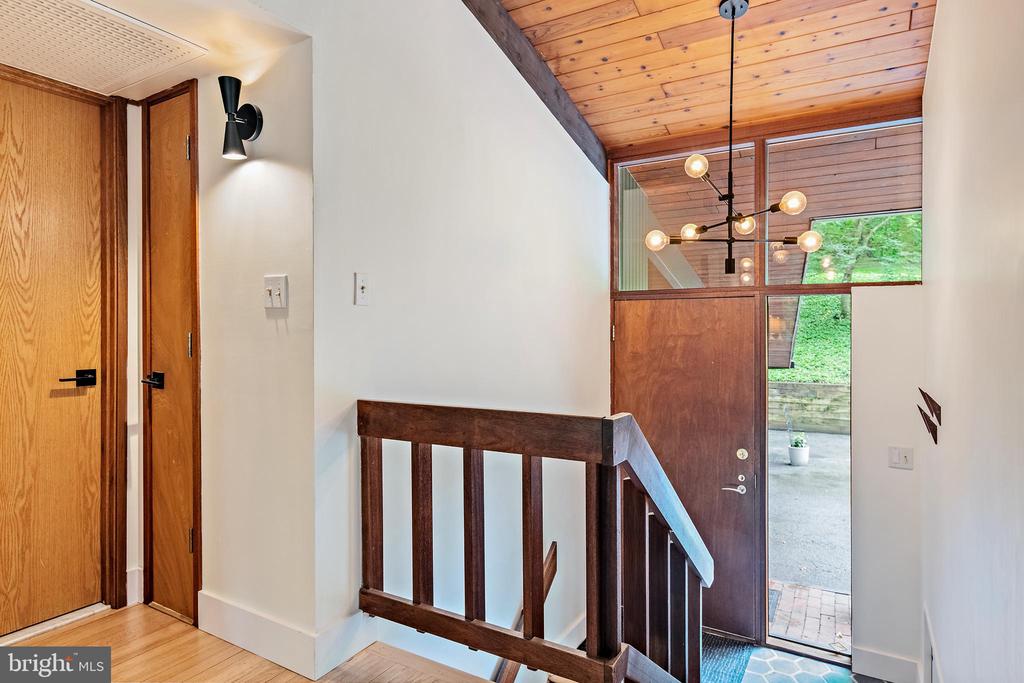 1689 ALICE COURT