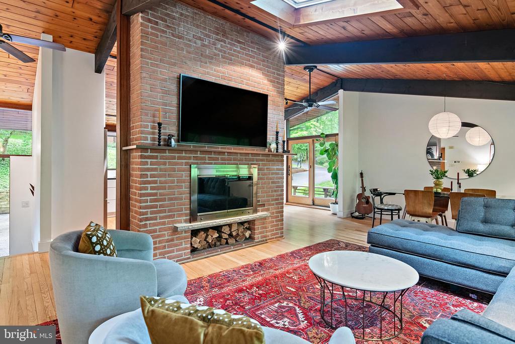 1689 ALICE COURT