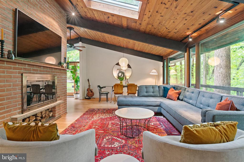1689 ALICE COURT