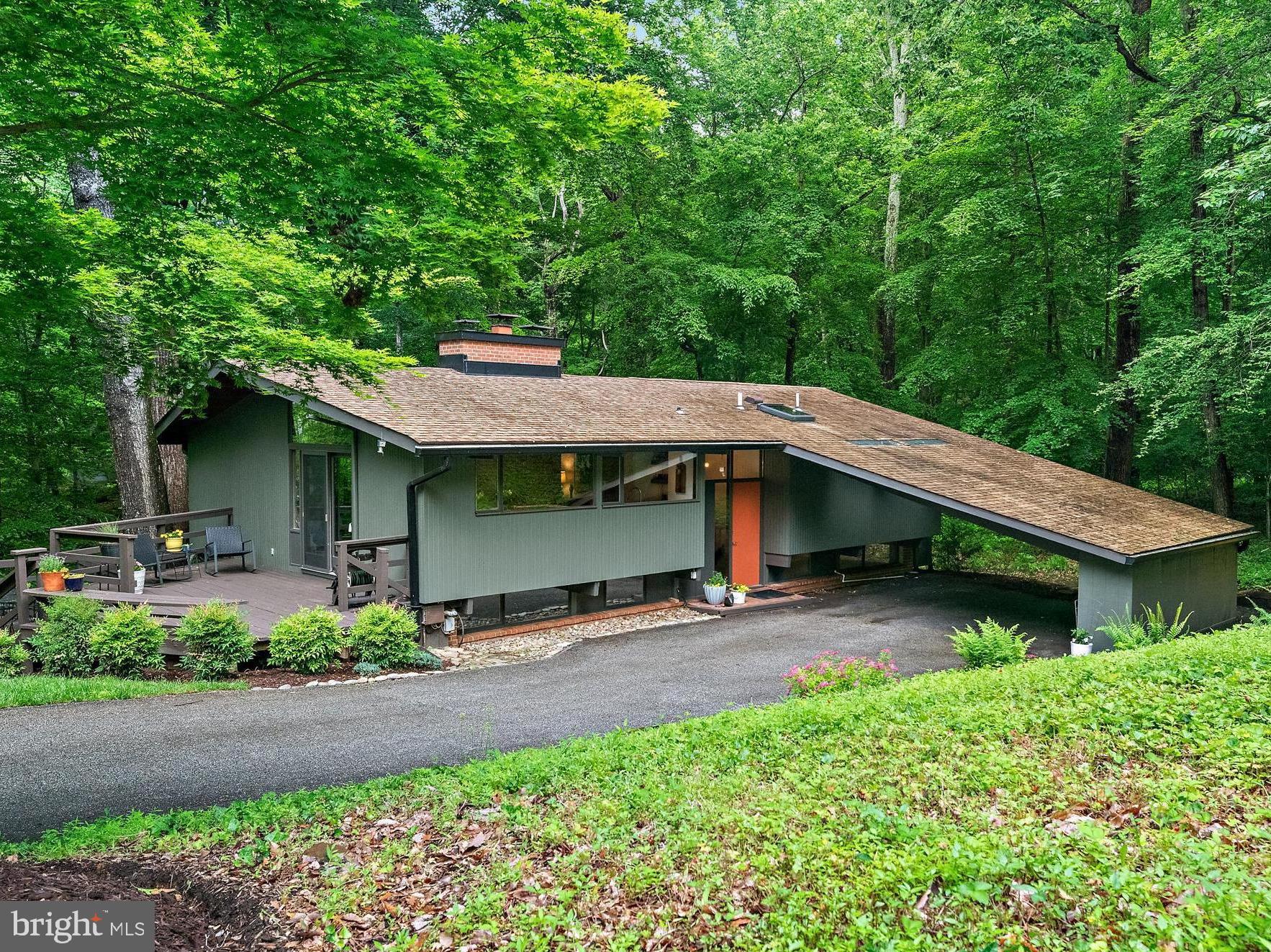 1689 ALICE COURT