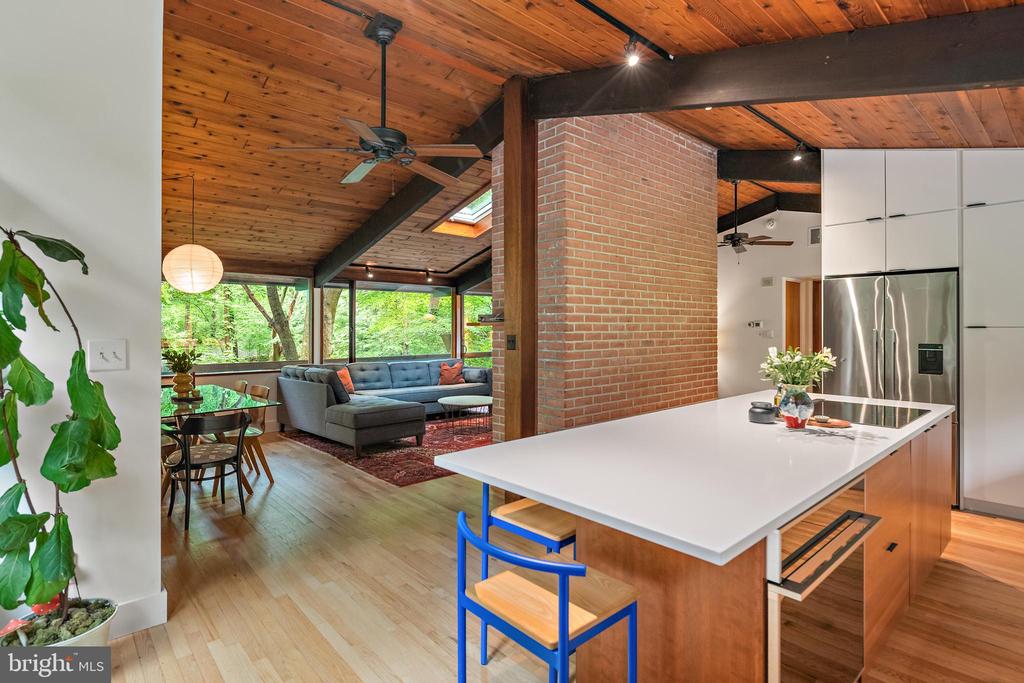 1689 ALICE COURT