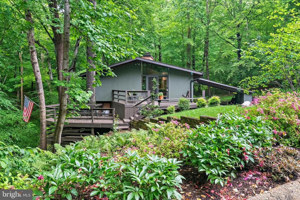 1689 ALICE COURT