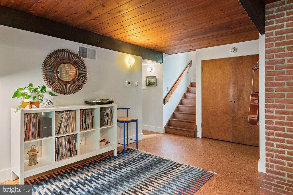 1689 ALICE COURT
