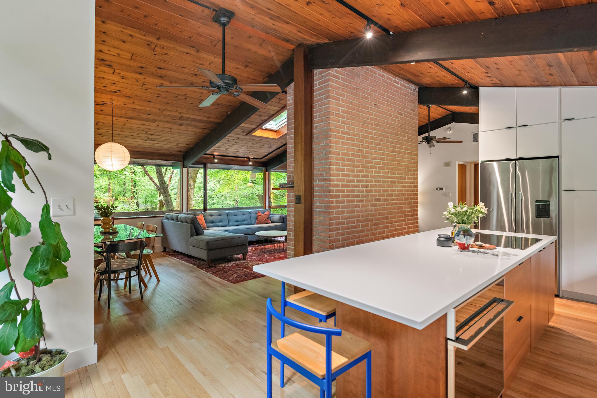 1689 ALICE COURT