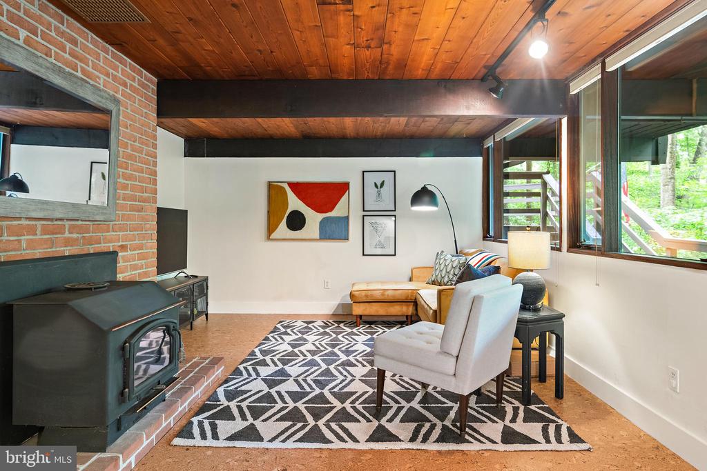 1689 ALICE COURT