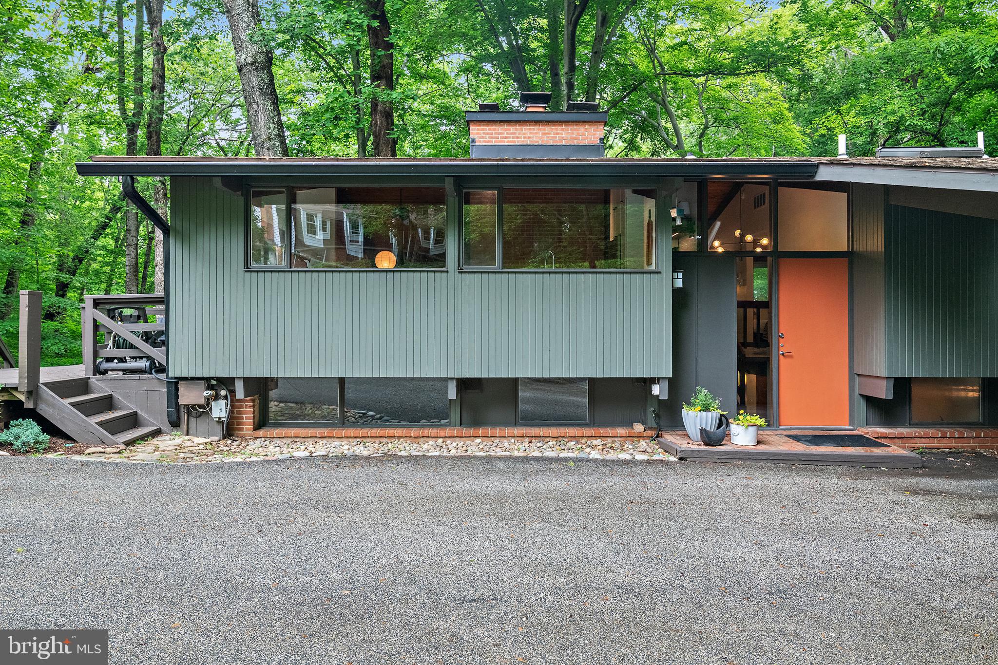 1689 ALICE COURT