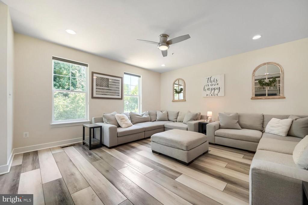 1258 HICKORY HILL CIRCLE