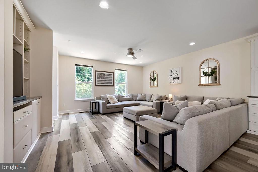 1258 HICKORY HILL CIRCLE