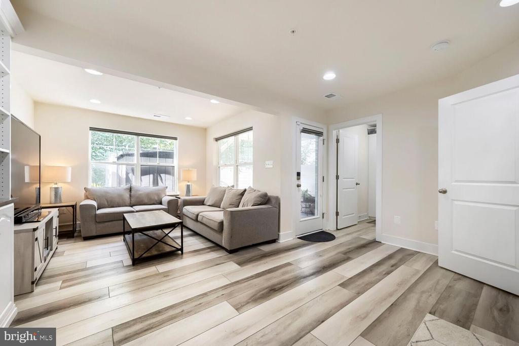 1258 HICKORY HILL CIRCLE