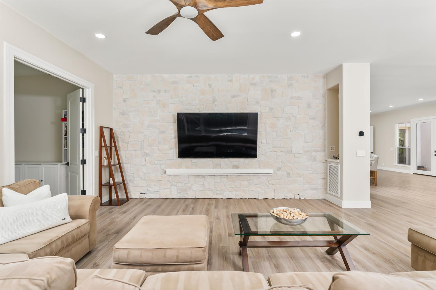 5142 westbury Circle