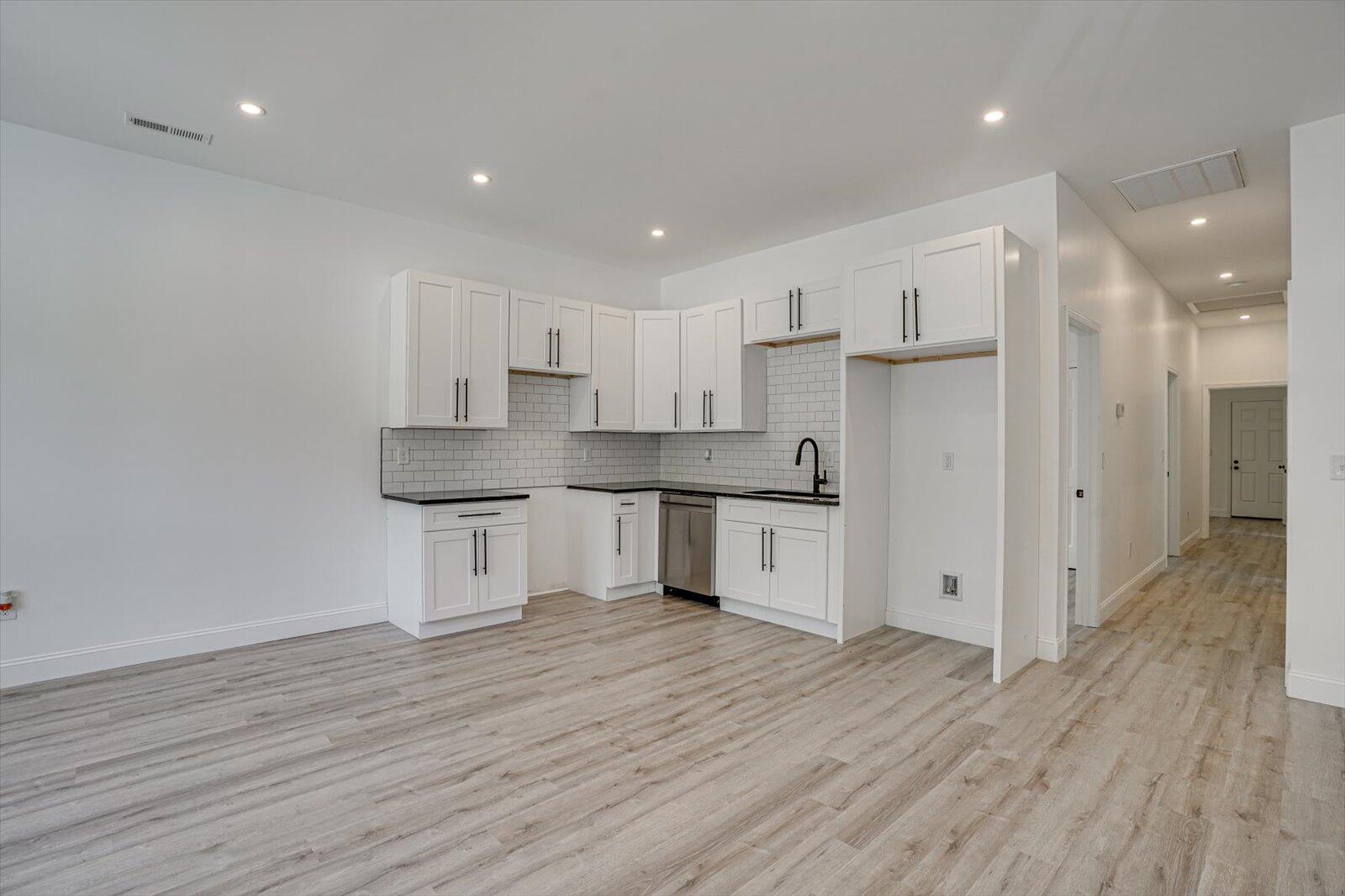 2409 N Chamberlain Ave