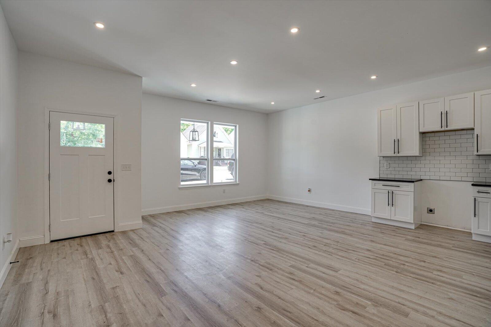 2409 N Chamberlain Ave