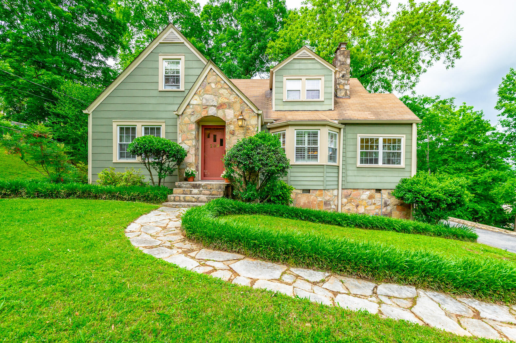 209 W Leawood Avenue