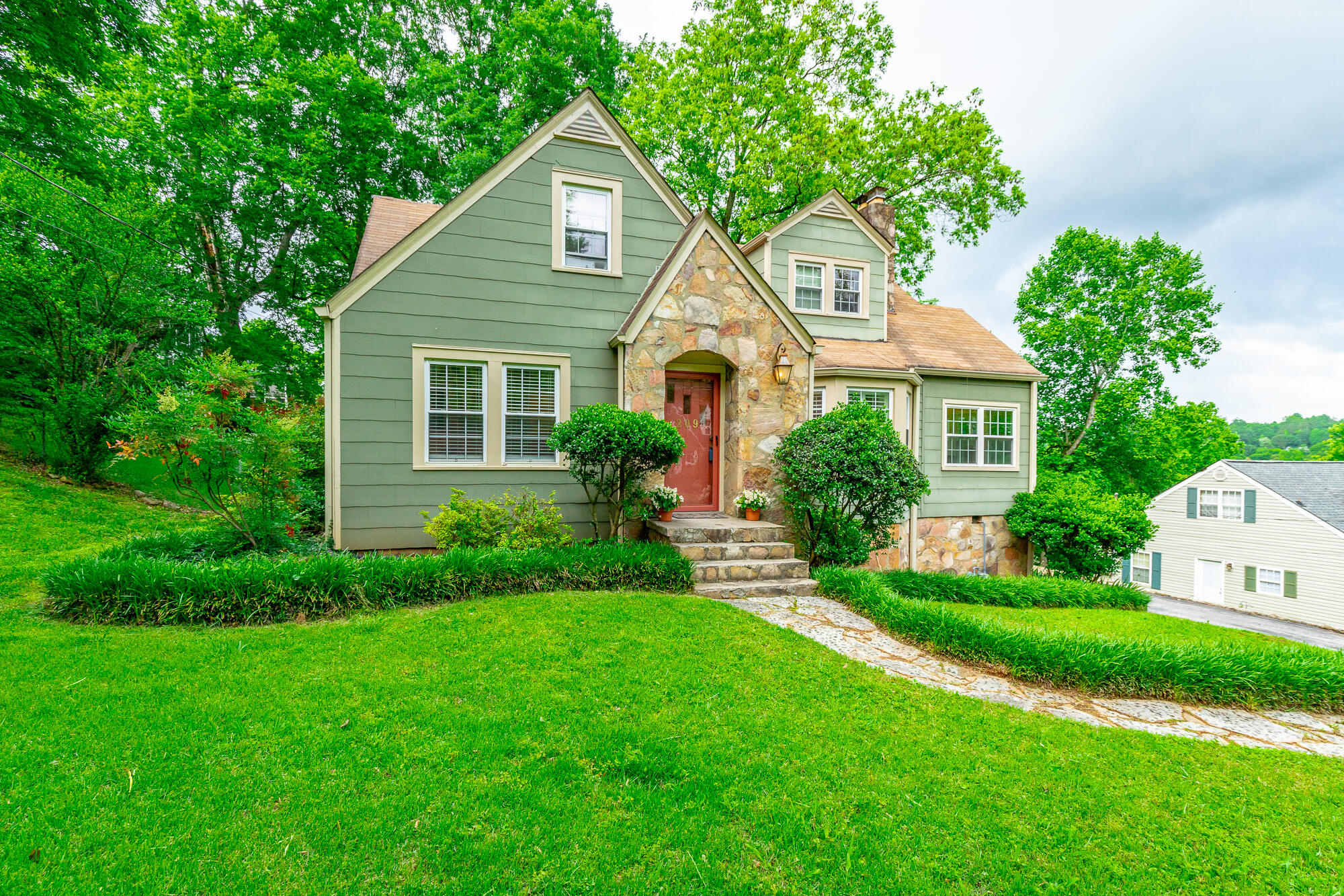 209 W Leawood Avenue