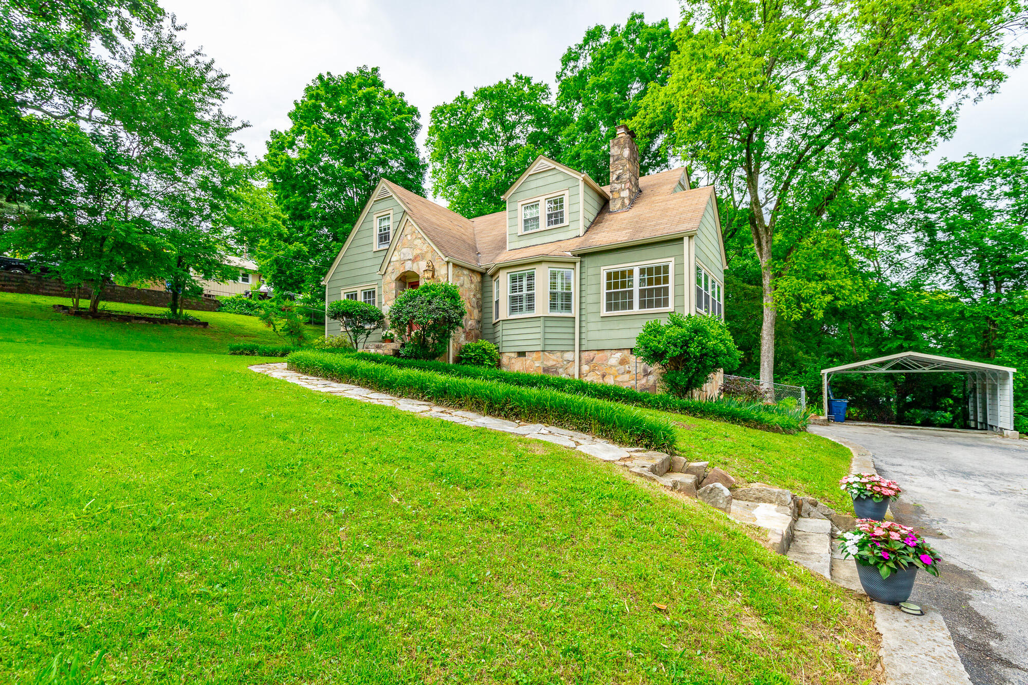 209 W Leawood Avenue