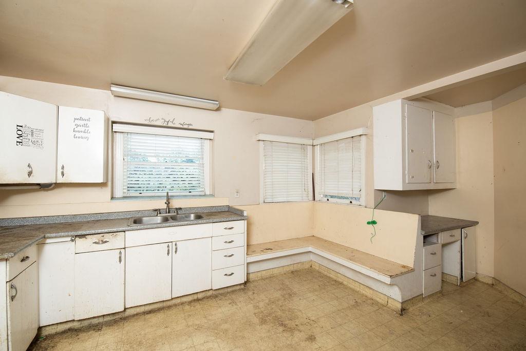 260 E Las Palmas Avenue