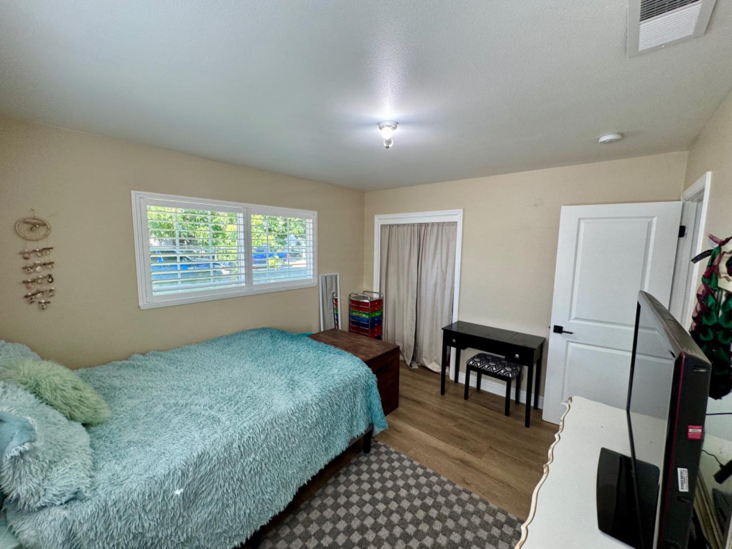 570 S Minaret Avenue