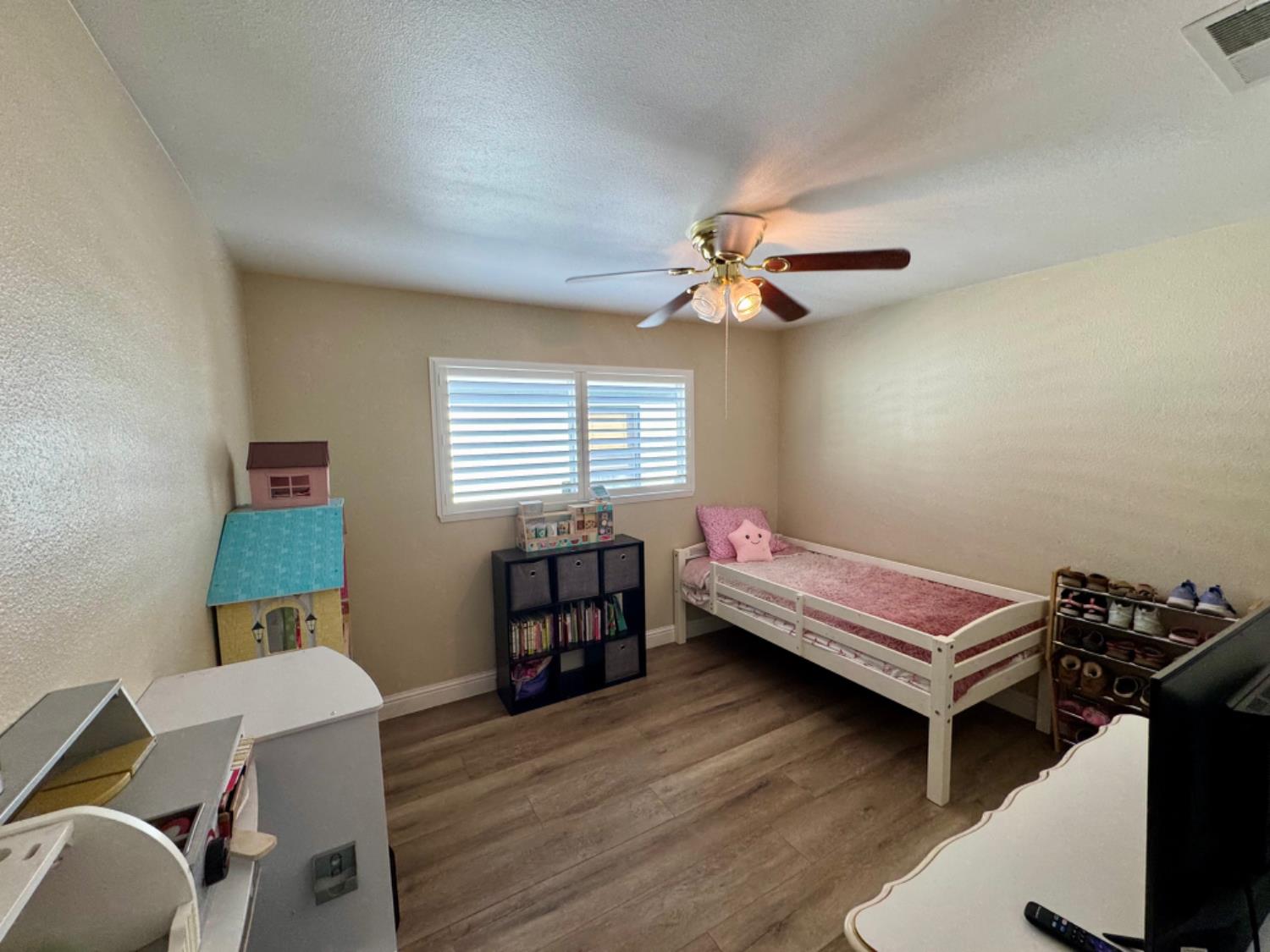 570 S Minaret Avenue