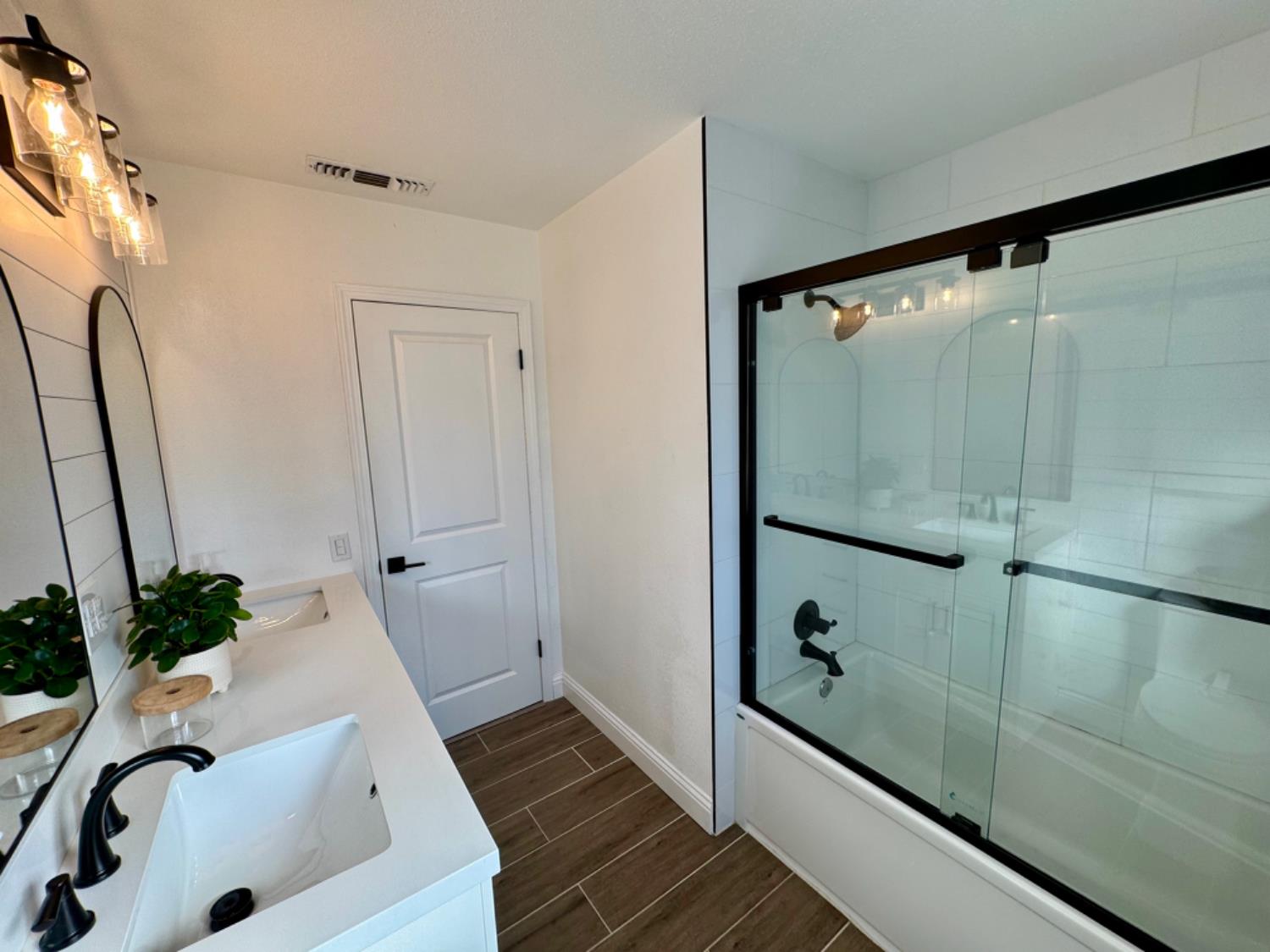 570 S Minaret Avenue