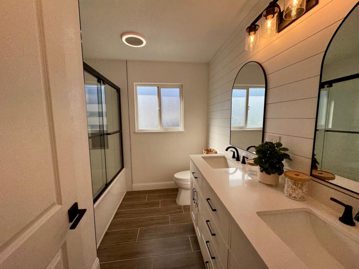 570 S Minaret Avenue