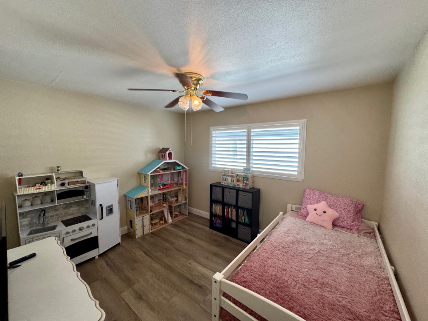 570 S Minaret Avenue