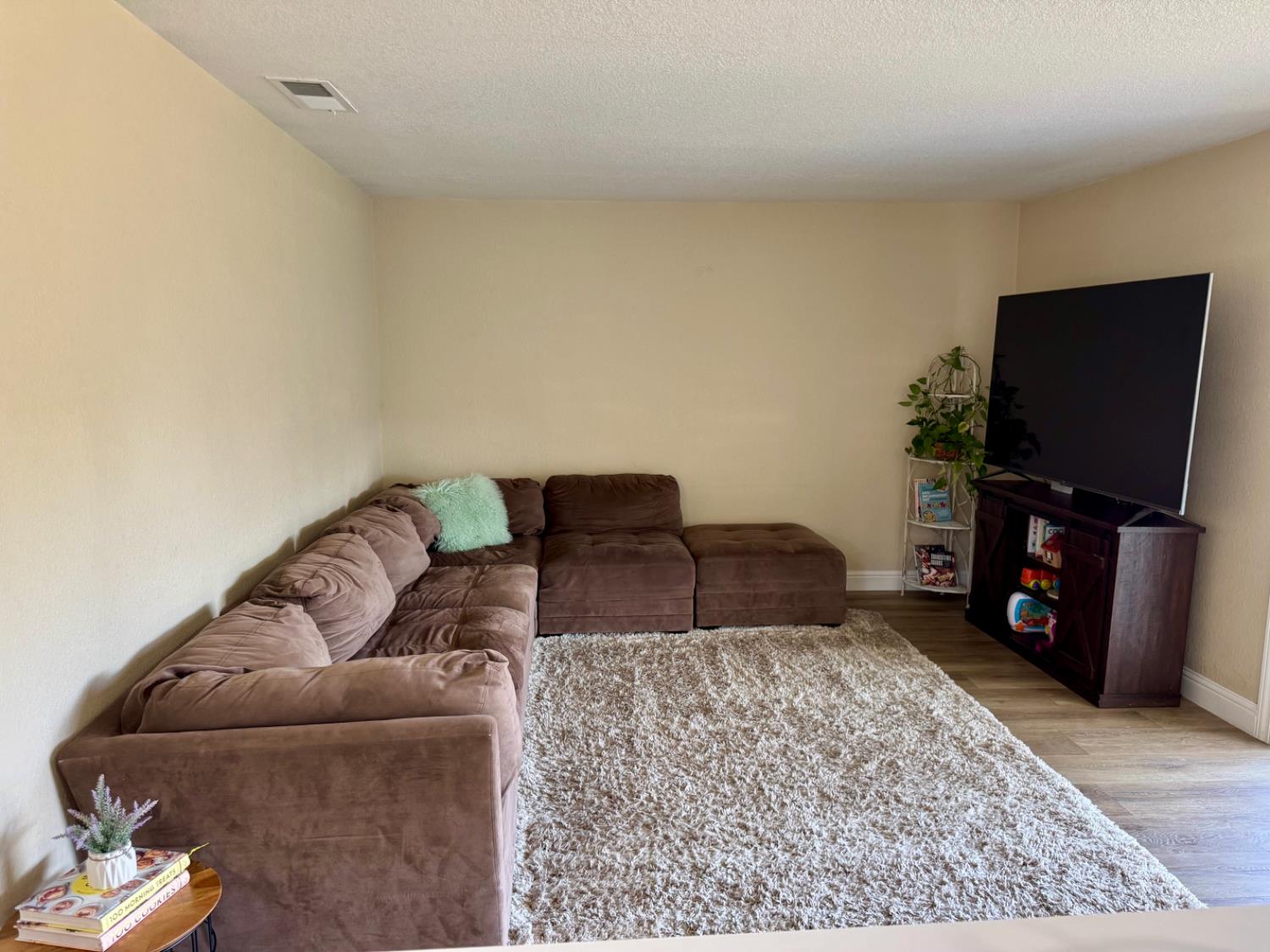 570 S Minaret Avenue