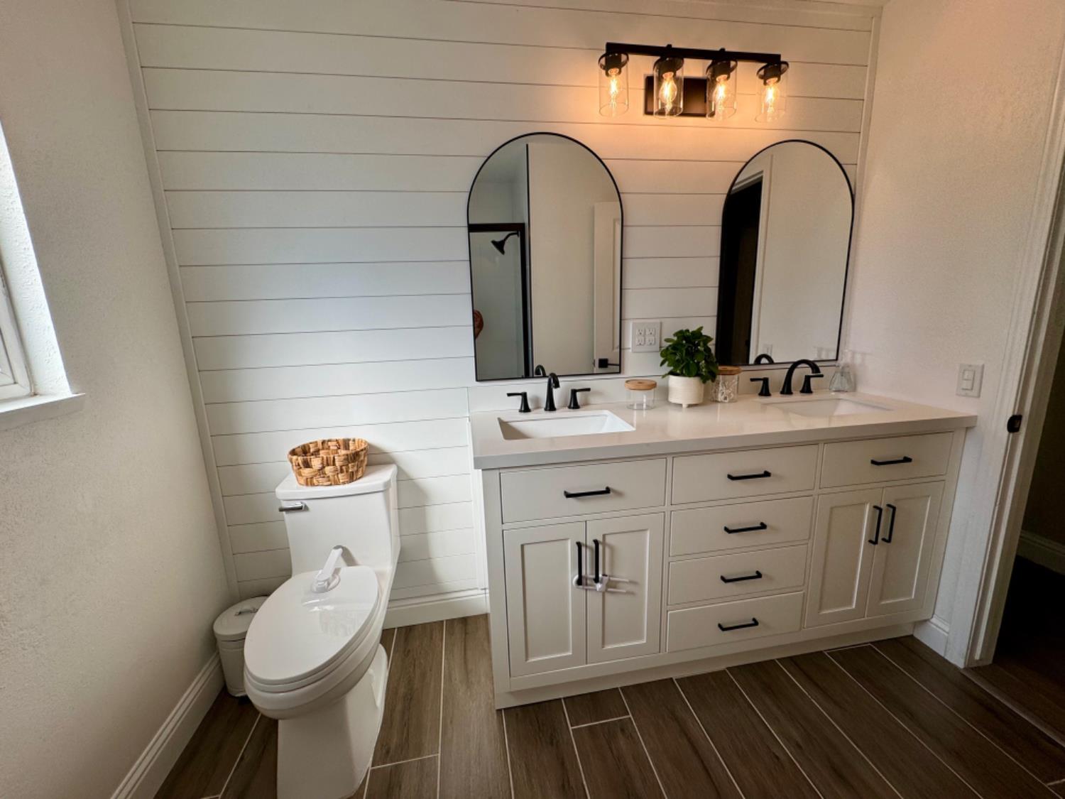 570 S Minaret Avenue