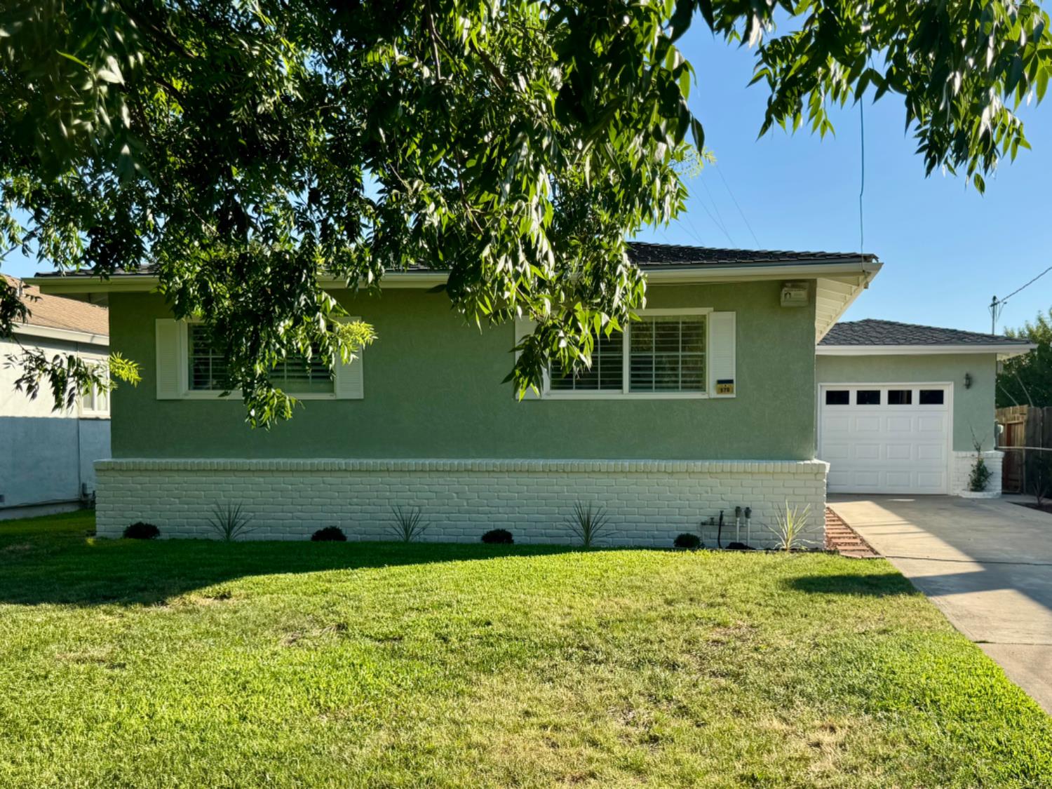 570 S Minaret Avenue