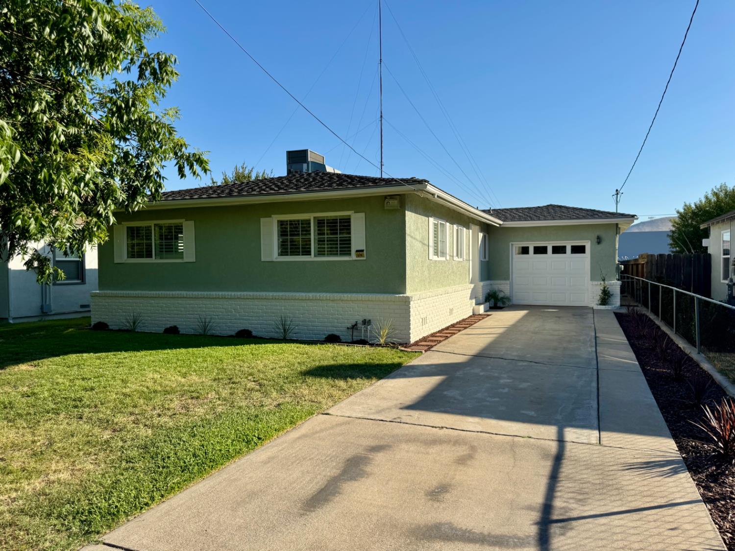 570 S Minaret Avenue