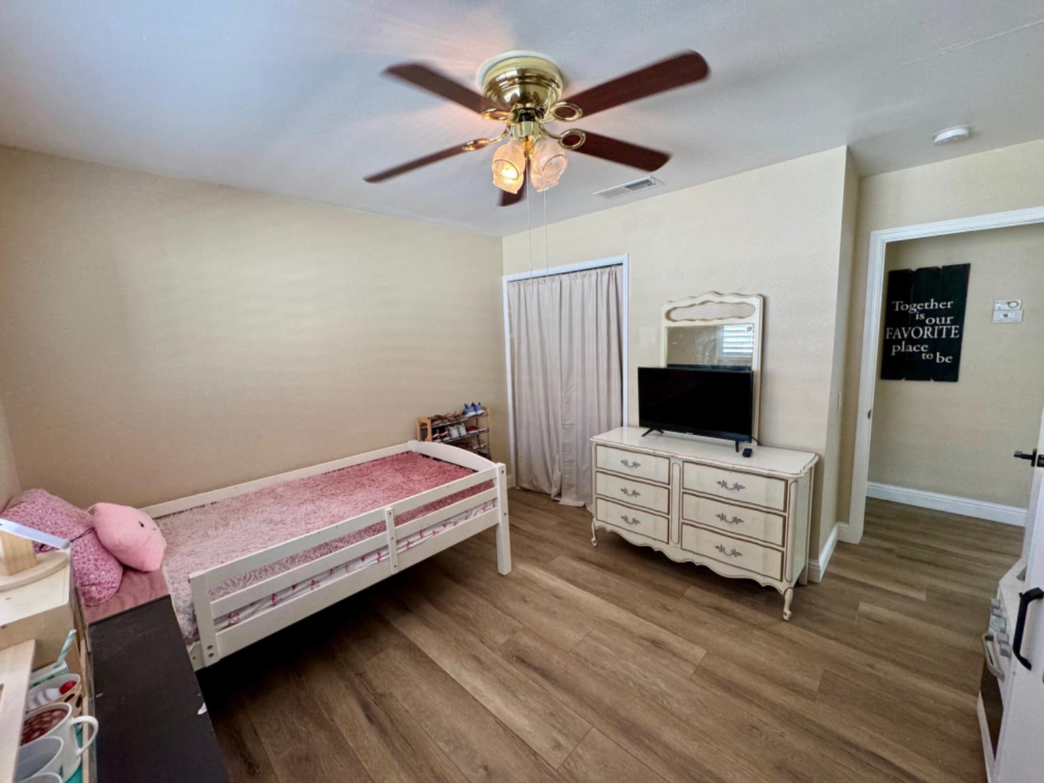 570 S Minaret Avenue