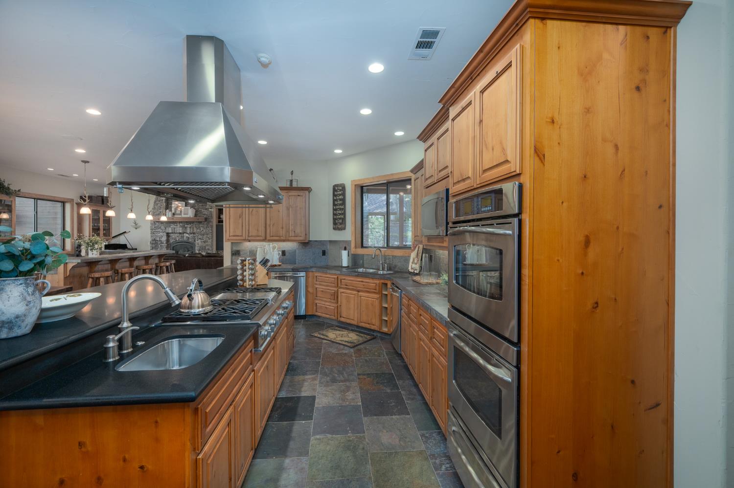 1834 Thunderbolt Trail