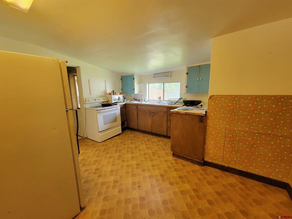 3265 E 4th