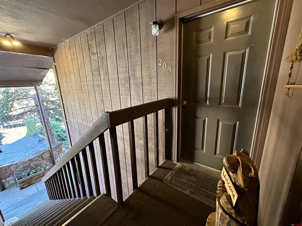 300 W 32nd St   #205 Unit: 205