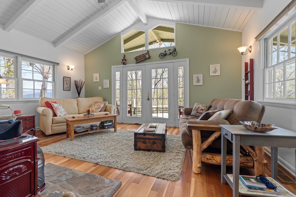 1228 Lowery Ln