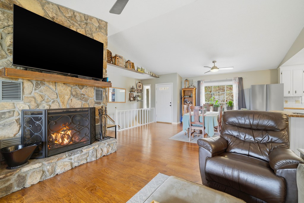 220 Laurel Dr