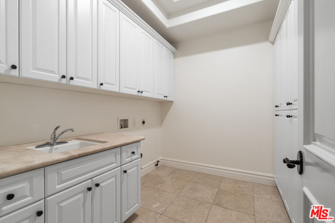 3697 Benedict Canyon Ln