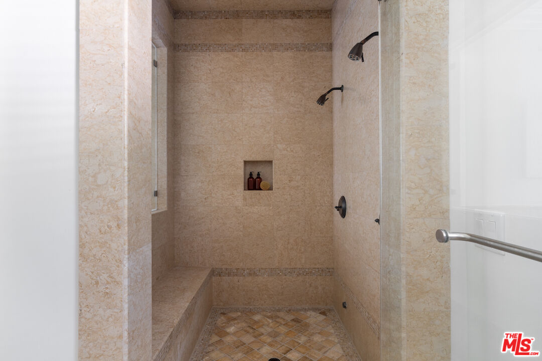 3697 Benedict Canyon Ln