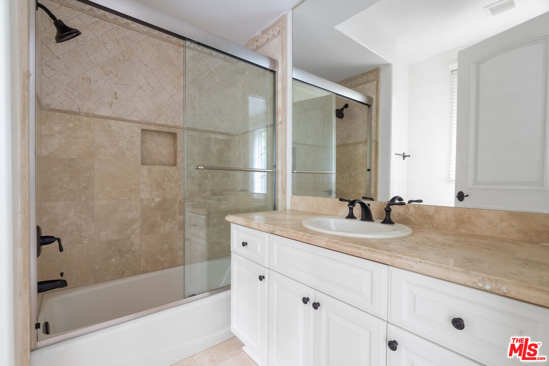 3697 Benedict Canyon Ln