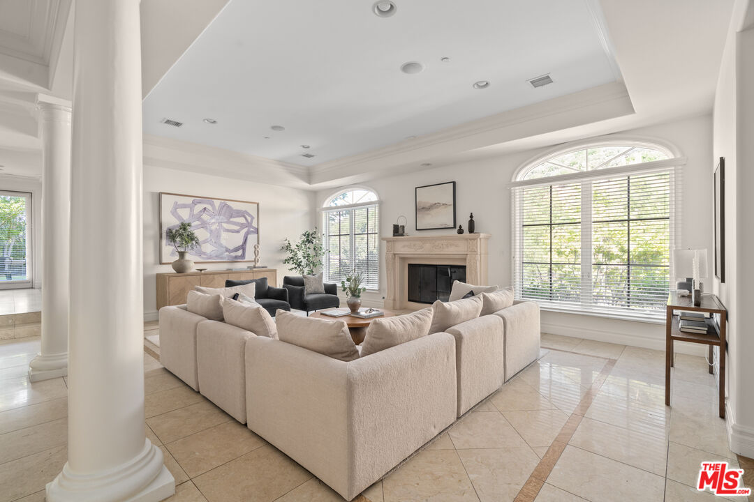 3697 Benedict Canyon Ln