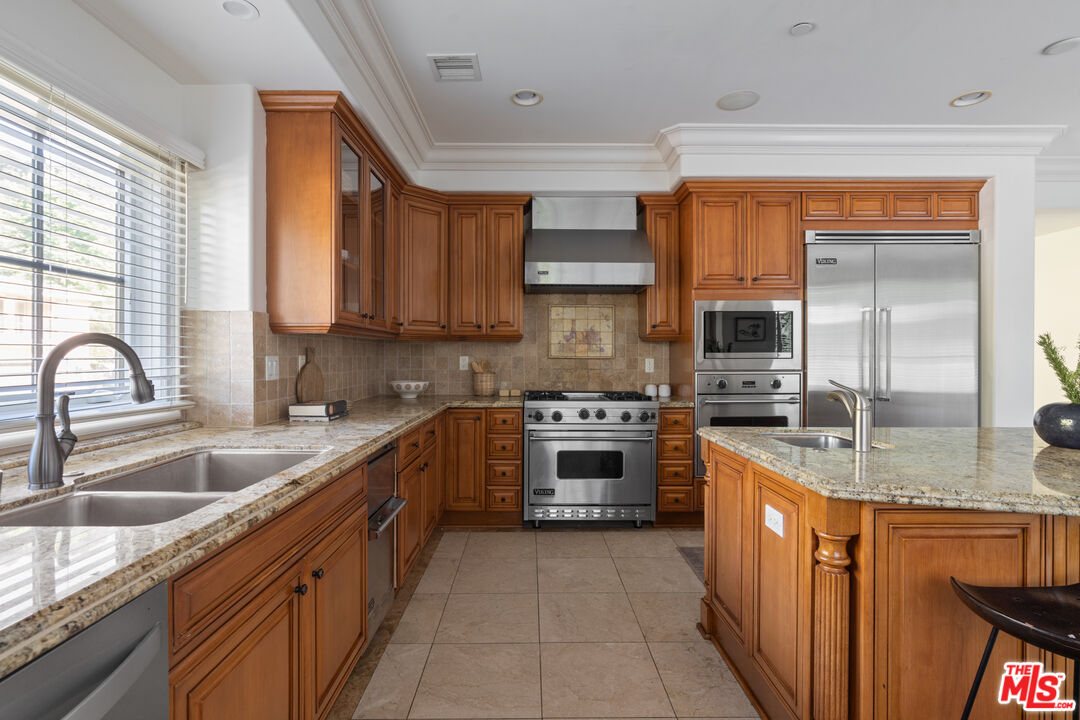 3697 Benedict Canyon Ln