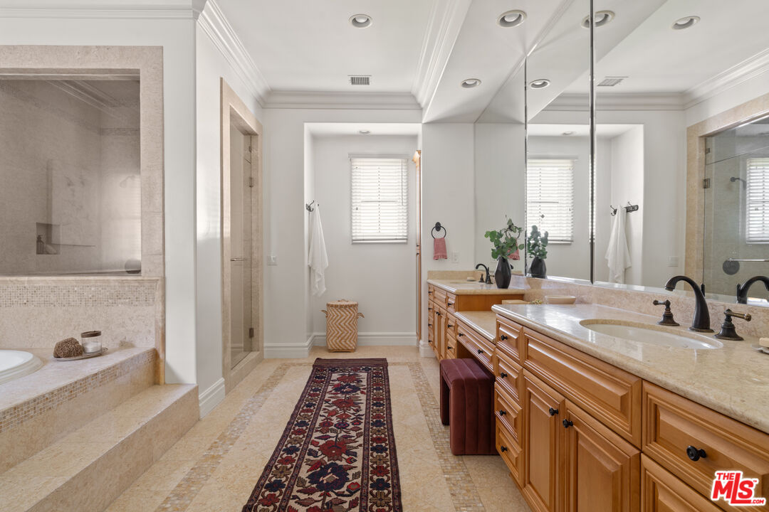 3697 Benedict Canyon Ln