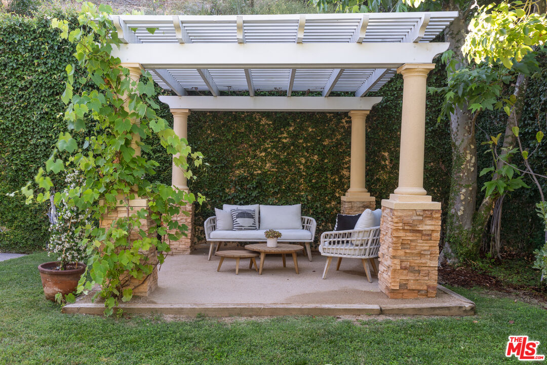 3697 Benedict Canyon Ln