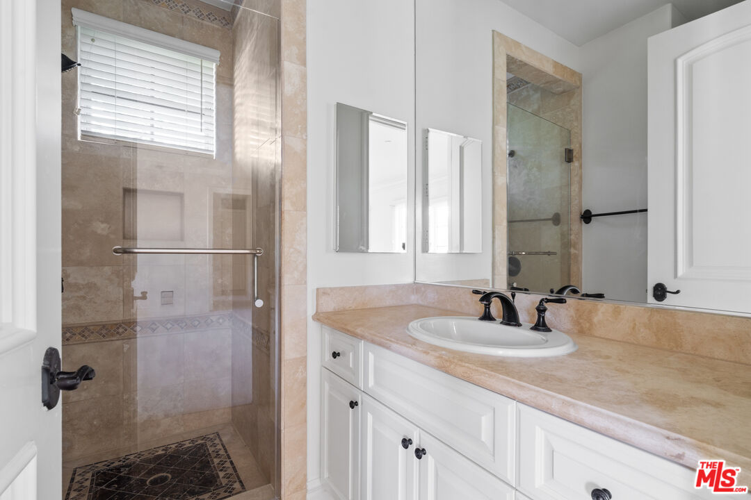 3697 Benedict Canyon Ln