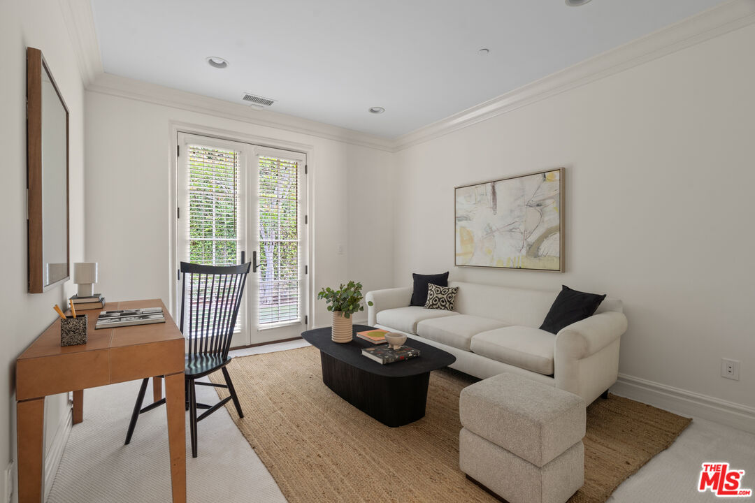 3697 Benedict Canyon Ln