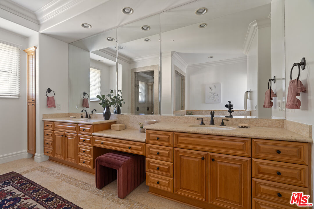 3697 Benedict Canyon Ln