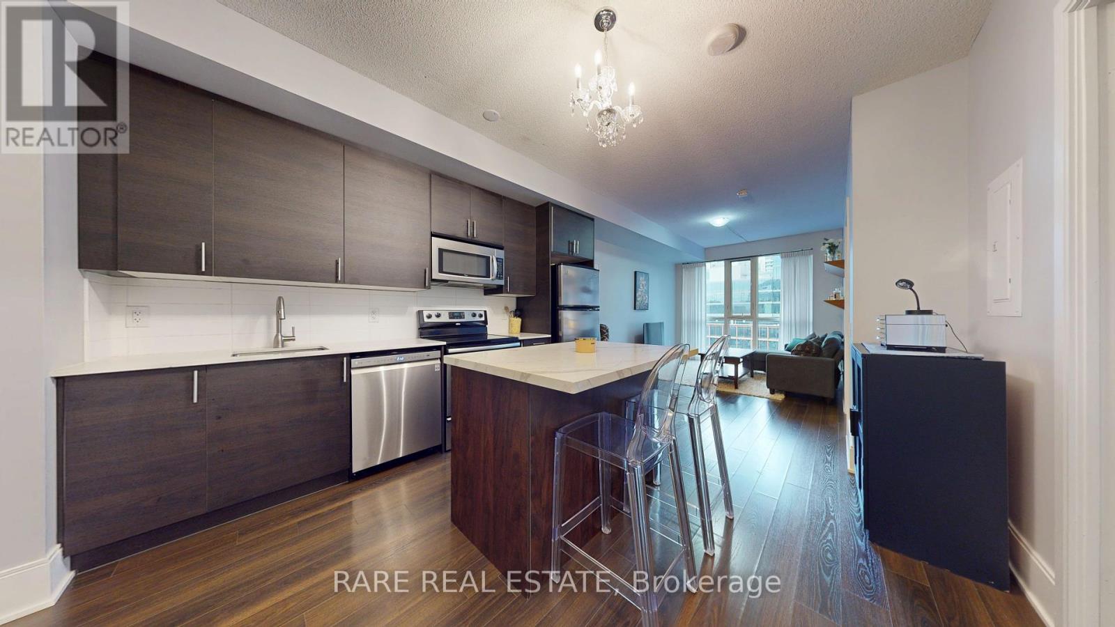 925 - 560 FRONT STREET W