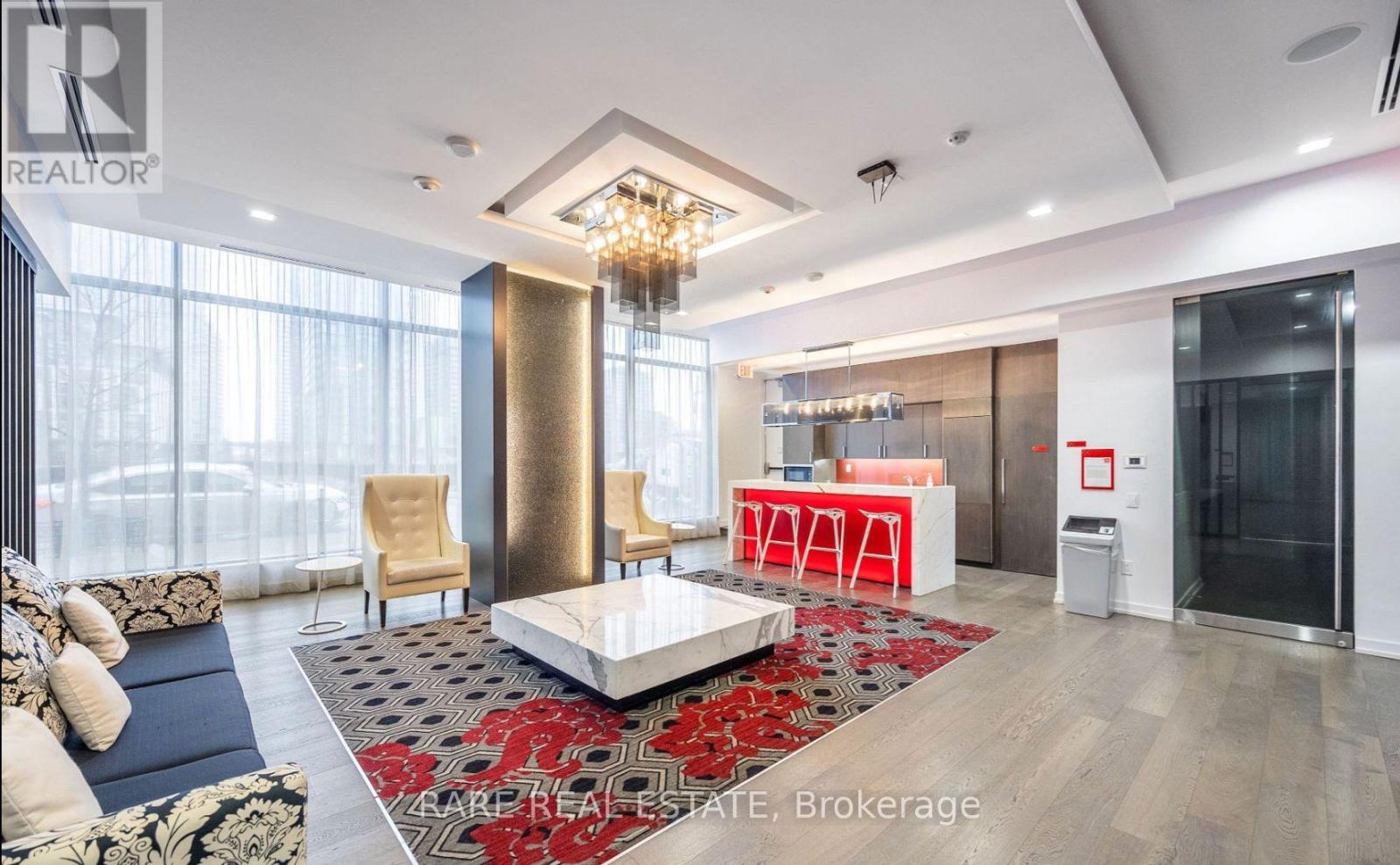 925 - 560 FRONT STREET W