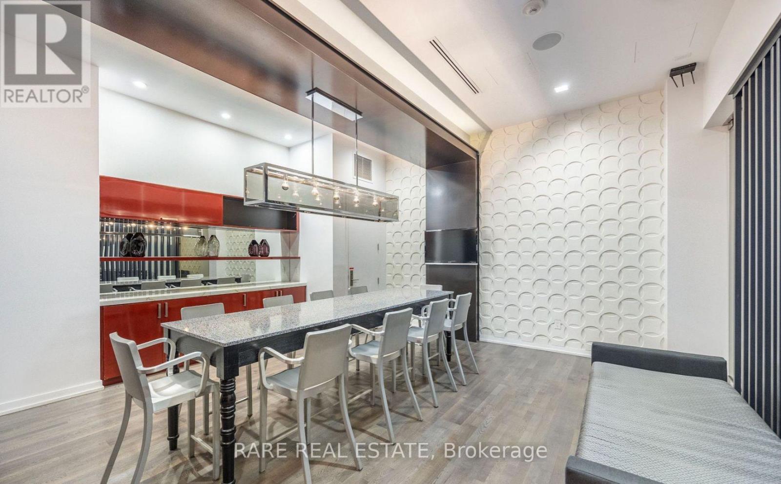 925 - 560 FRONT STREET W