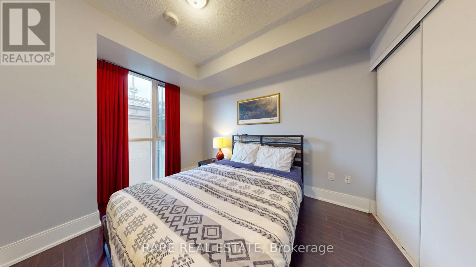 925 - 560 FRONT STREET W